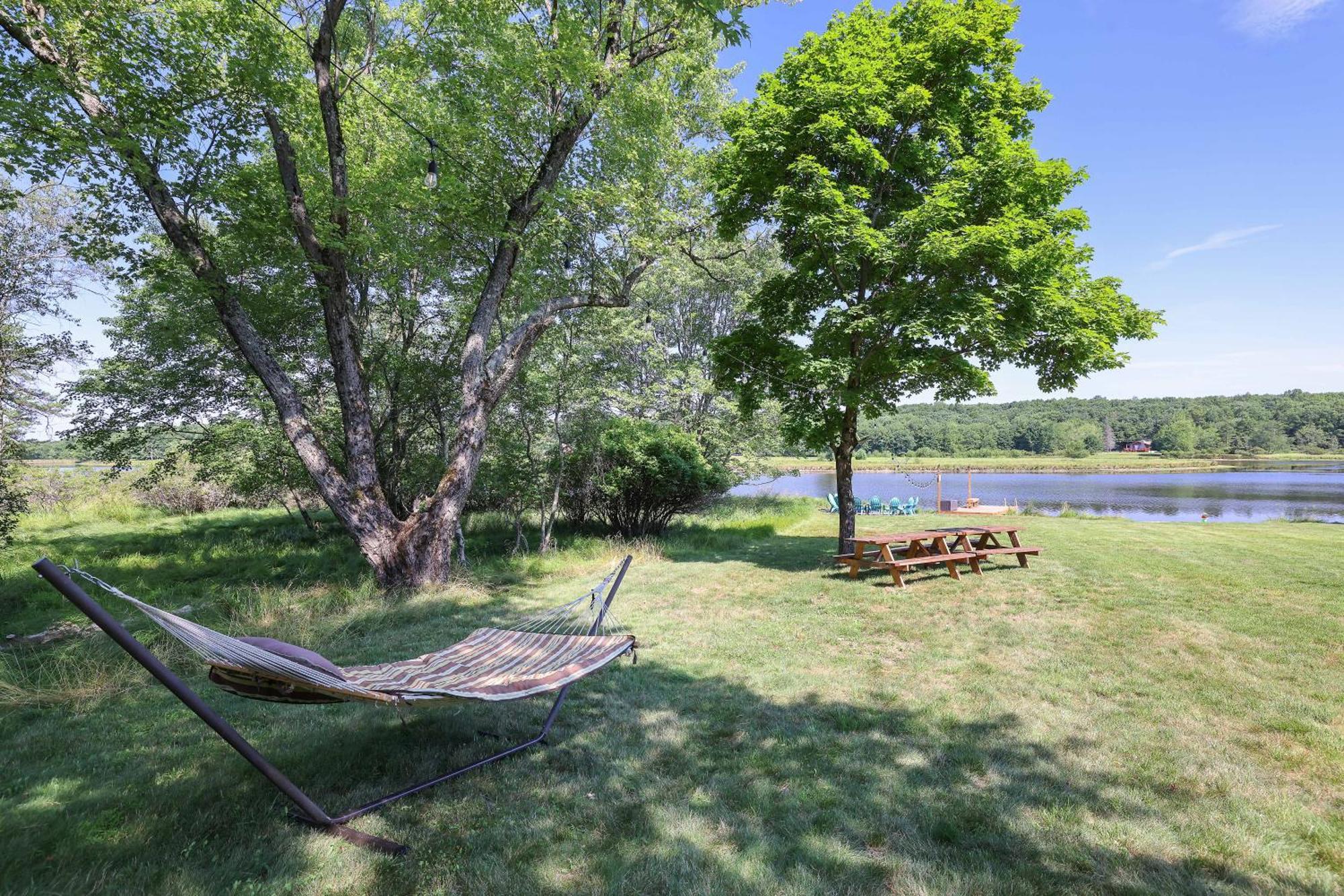 Poconos Brand New Lakefront Oasis 1 Acre, Hottub Gameroom Firepits Talk About Privacy Albrightsville 外观 照片