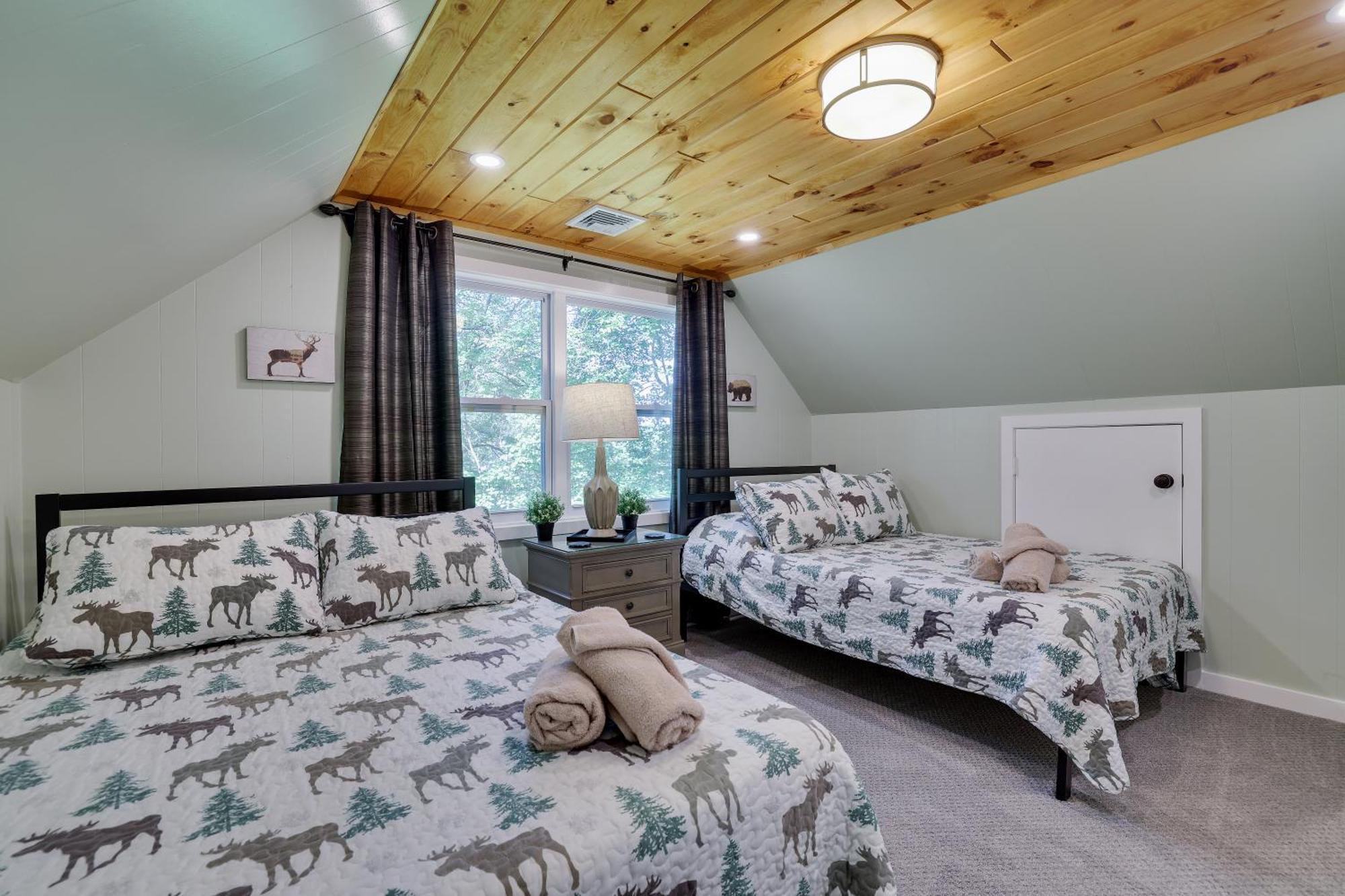 Poconos Brand New Lakefront Oasis 1 Acre, Hottub Gameroom Firepits Talk About Privacy Albrightsville 外观 照片