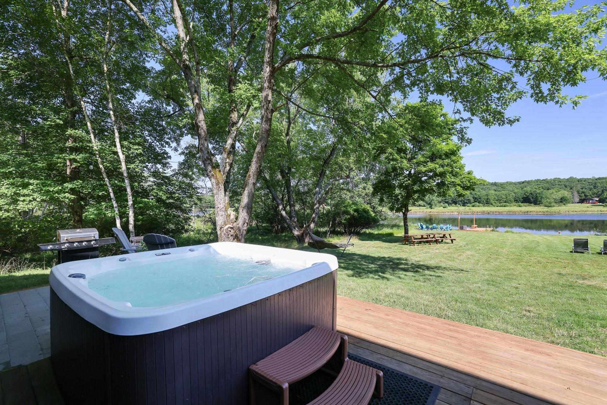 Poconos Brand New Lakefront Oasis 1 Acre, Hottub Gameroom Firepits Talk About Privacy Albrightsville 外观 照片