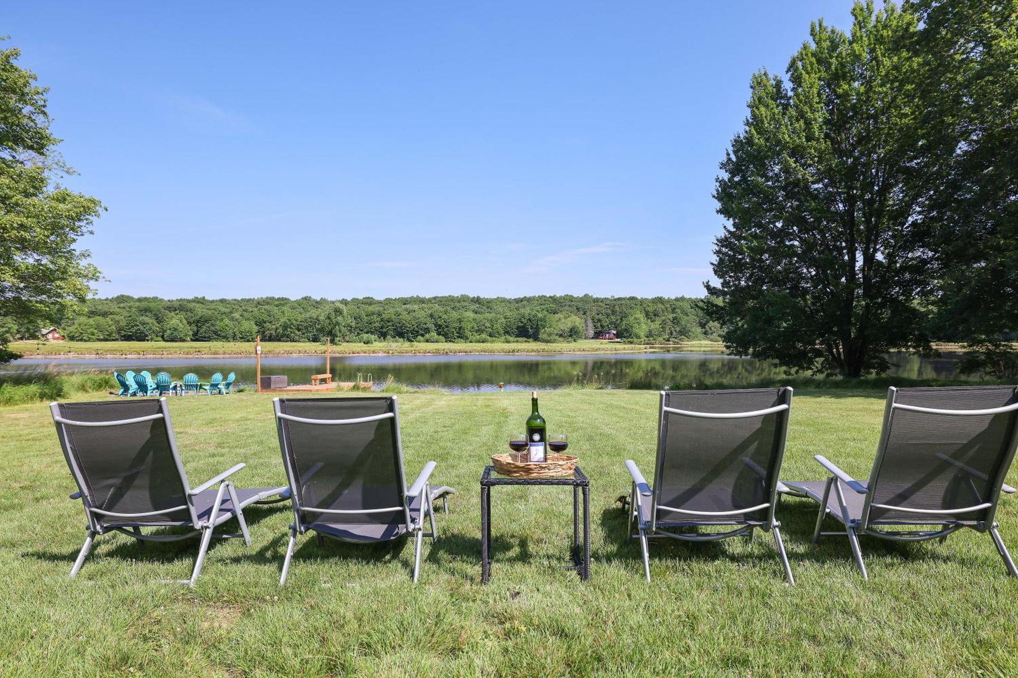 Poconos Brand New Lakefront Oasis 1 Acre, Hottub Gameroom Firepits Talk About Privacy Albrightsville 外观 照片